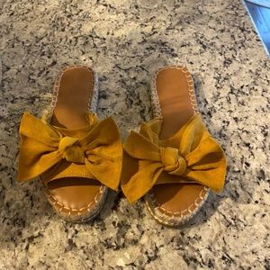 Universal Thread bow sandals 6 sold